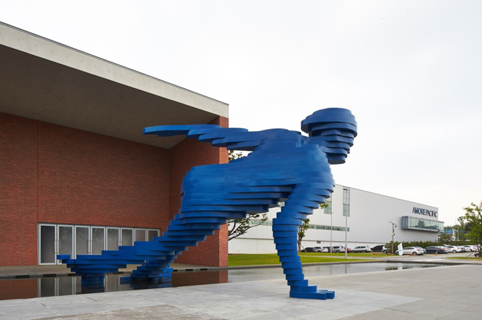 Human Scale Sculpture by Xavier Veilhan_6 – Fubiz Media