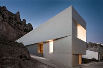 House on the Castle Mountainside by Fran Silvestre Arquitectos